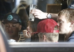 15.07 | Justin Bieber e Selena Gomez em restaurante em Melbourne, Austrália