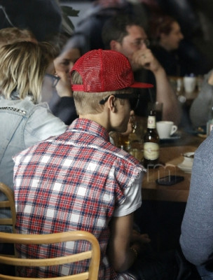15.07 | Justin Bieber e Selena Gomez em restaurante em Melbourne, Austrália