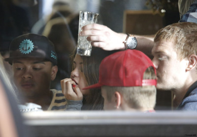 15.07 | Justin Bieber e Selena Gomez em restaurante em Melbourne, Austrália