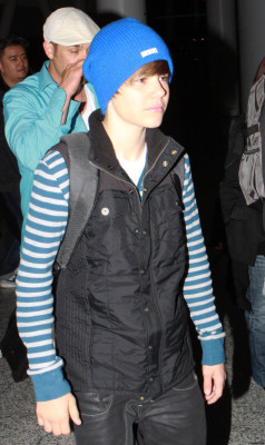 17.04 | Justin Bieber chegando no aeroporto em Toronto