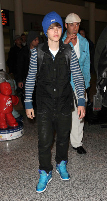 17.04 | Justin Bieber chegando no aeroporto em Toronto