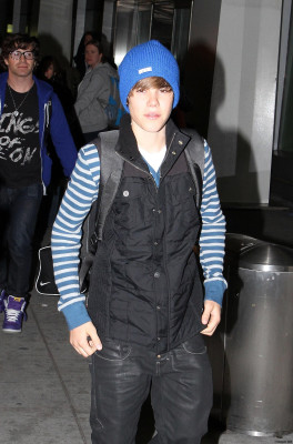 17.04 | Justin Bieber chegando no aeroporto em Toronto