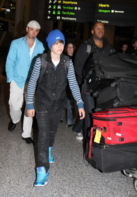 17.04 | Justin Bieber chegando no aeroporto em Toronto