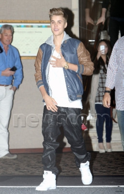 20.07 | Justin Bieber deixando o hotel Langham Hotel