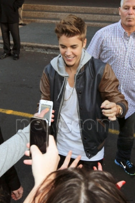 20.07 | Justin Bieber conhecendo seus fãs ao sair do Langham Hotel