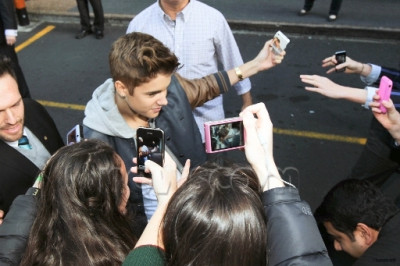 20.07 | Justin Bieber conhecendo seus fãs ao sair do Langham Hotel