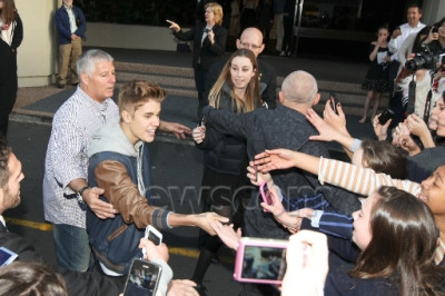 20.07 | Justin Bieber conhecendo seus fãs ao sair do Langham Hotel