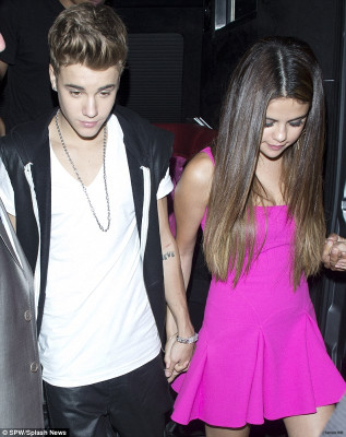 22.07 | Justin Bieber janta com Selena Gomez após TCA 2012