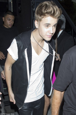 22.07 | Justin Bieber janta com Selena Gomez após TCA 2012