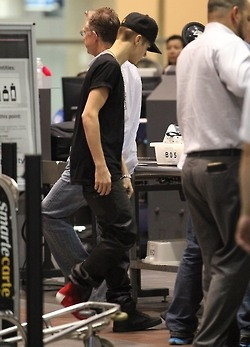 24.07 | Justin Bieber no aeroporto LAX, em Los Angeles