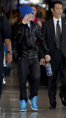 20.04 | Justin Bieber chegando no aeroporto no Japão