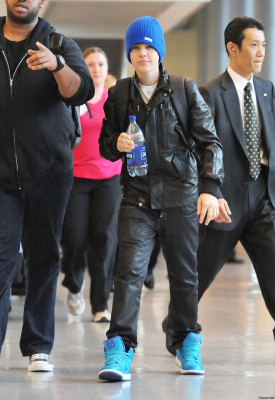 20.04 | Justin Bieber chegando no aeroporto no Japão
