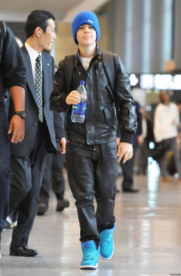 20.04 | Justin Bieber chegando no aeroporto no Japão