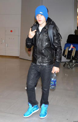 20.04 | Justin Bieber chegando no aeroporto no Japão