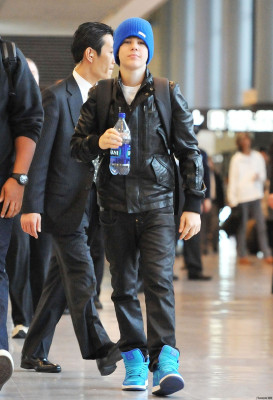20.04 | Justin Bieber chegando no aeroporto no Japão