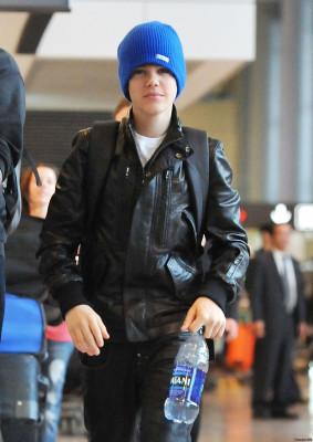 20.04 | Justin Bieber chegando no aeroporto no Japão
