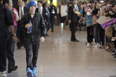 20.04 | Justin Bieber chegando no aeroporto no Japão