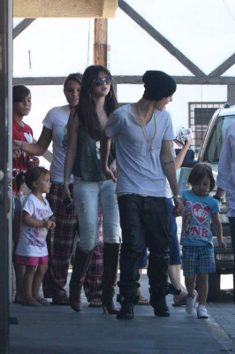 27.07 | Justin Bieber deixando restaurante em Los Angeles