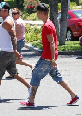 28.07 | Justin Bieber deixando restaurante em Los Angeles
