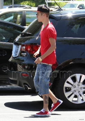 28.07 | Justin Bieber deixando restaurante em Los Angeles