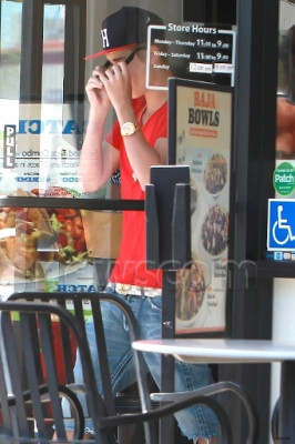 28.07 | Justin Bieber deixando restaurante em Los Angeles