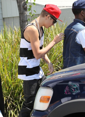 31.07 | Justin Bieber indo para restaurante em Los Angeles