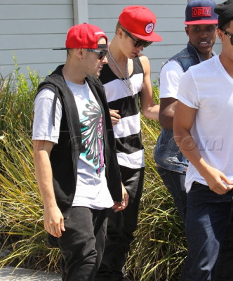 31.07 | Justin Bieber indo para restaurante em Los Angeles