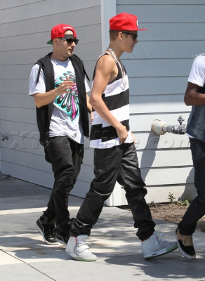 31.07 | Justin Bieber indo para restaurante em Los Angeles