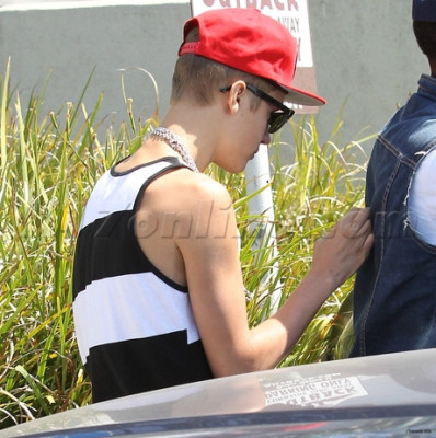 31.07 | Justin Bieber indo para restaurante em Los Angeles