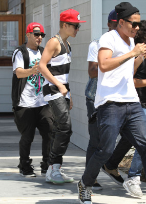 31.07 | Justin Bieber indo para restaurante em Los Angeles