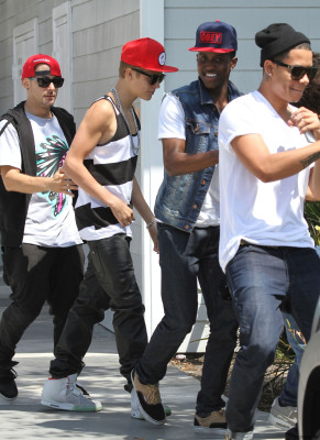 31.07 | Justin Bieber indo para restaurante em Los Angeles