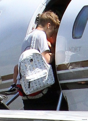 08.01 | Justin Bieber embarcando em Los Angeles