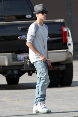 08.03 | Justin Bieber visita Selena Gomez no set de Feed The Dog