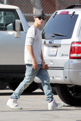 08.03 | Justin Bieber visita Selena Gomez no set de Feed The Dog