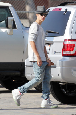 08.03 | Justin Bieber visita Selena Gomez no set de Feed The Dog