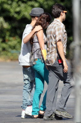 08.03 | Justin Bieber visita Selena Gomez no set de Feed The Dog