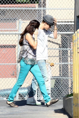 08.03 | Justin Bieber visita Selena Gomez no set de Feed The Dog