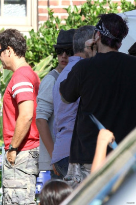 08.03 | Justin Bieber visita Selena Gomez no set de Feed The Dog