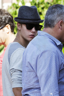 08.03 | Justin Bieber visita Selena Gomez no set de Feed The Dog