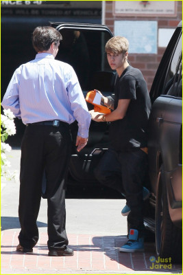 08.05 | Justin Bieber chegando no restaurante BJs em Los Angeles