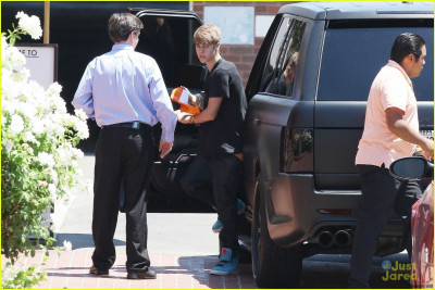 08.05 | Justin Bieber chegando no restaurante BJs em Los Angeles
