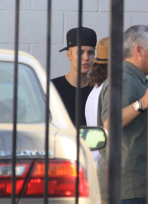 08.10 | Justin Bieber deixando ensaios para a Believe Tour