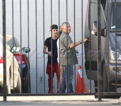 08.10 | Justin Bieber deixando ensaios para a Believe Tour