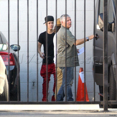 08.10 | Justin Bieber deixando ensaios para a Believe Tour
