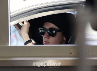 04.06 | Justin Bieber com Selena Gomez no Chick Fil A em Los Angeles