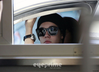 04.06 | Justin Bieber com Selena Gomez no Chick Fil A em Los Angeles