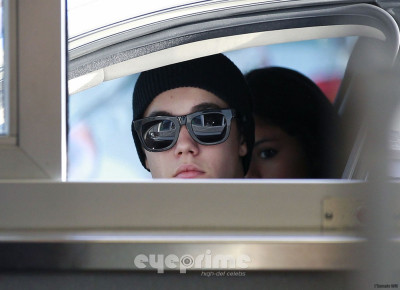 04.06 | Justin Bieber com Selena Gomez no Chick Fil A em Los Angeles