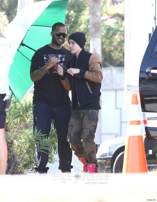 03.12 | Justin Bieber visitando Selena Gomez no set de Spring Breakers