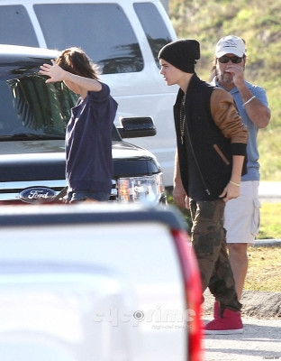 03.12 | Justin Bieber visitando Selena Gomez no set de Spring Breakers