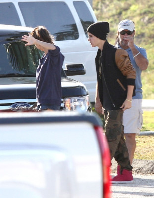 03.12 | Justin Bieber visitando Selena Gomez no set de Spring Breakers